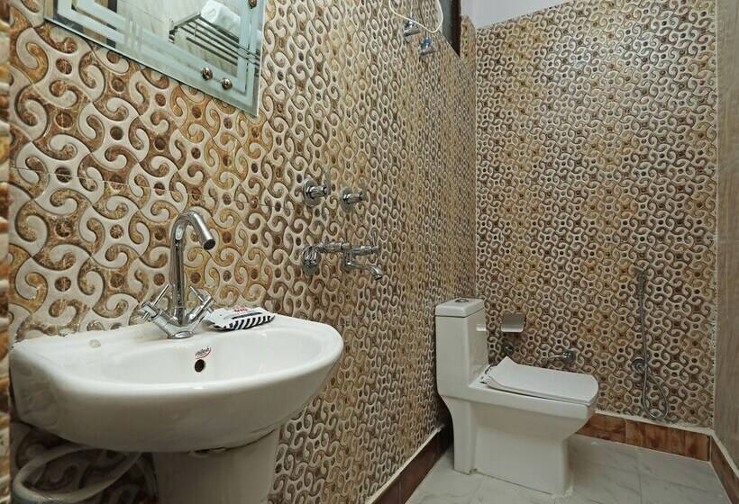 בית מלון כפרי Qlark Rooms & Lawn By Oyo Rooms