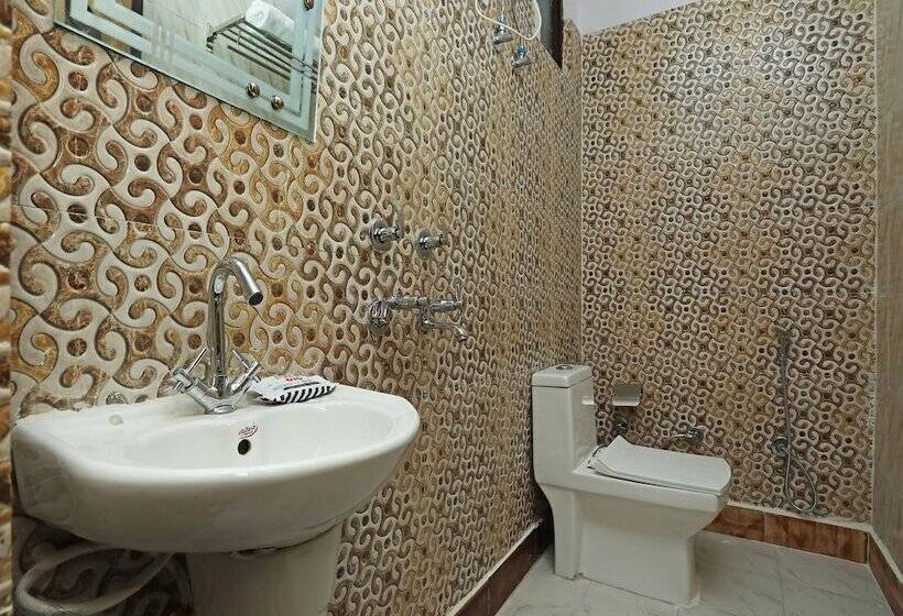 בית מלון כפרי Qlark Rooms & Lawn By Oyo Rooms