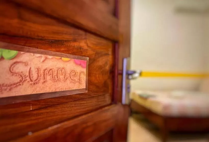 White Summerville Tourist Inn