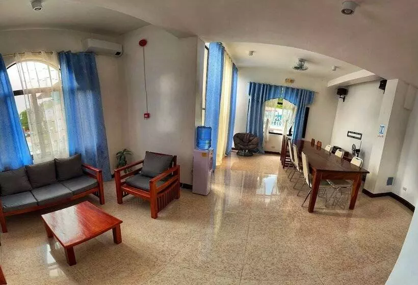 White Summerville Tourist Inn