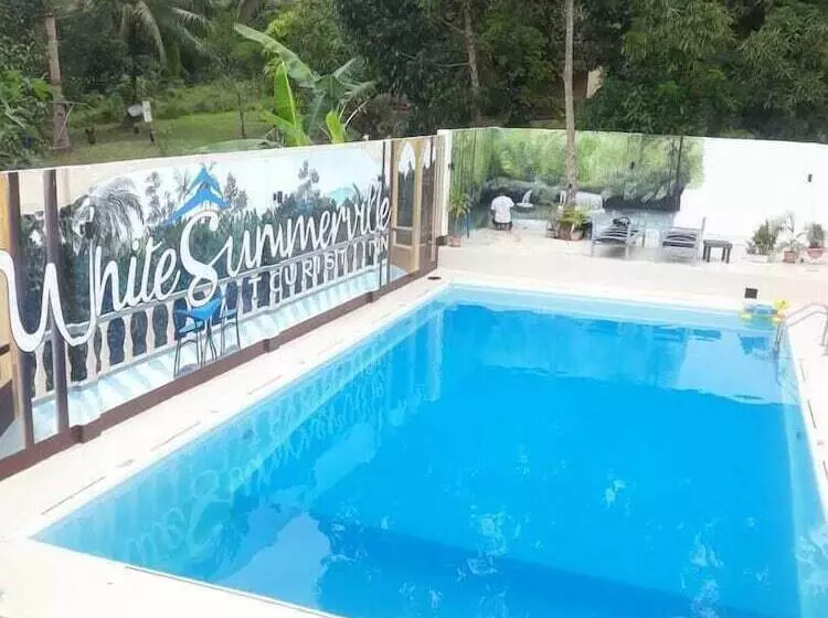 White Summerville Tourist Inn