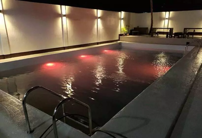 White Summerville Tourist Inn