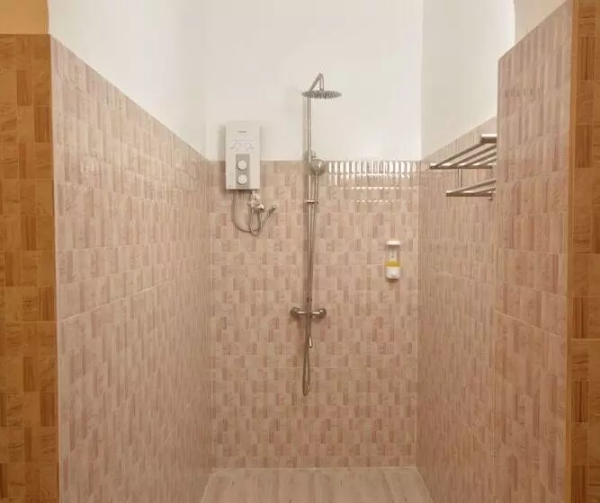 White Summerville Tourist Inn