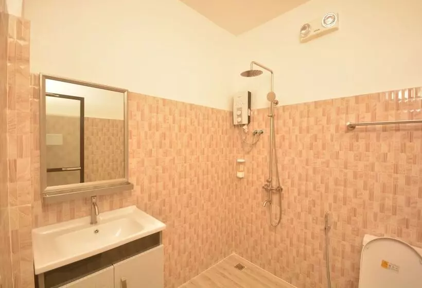 White Summerville Tourist Inn