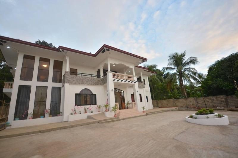 White Summerville Tourist Inn