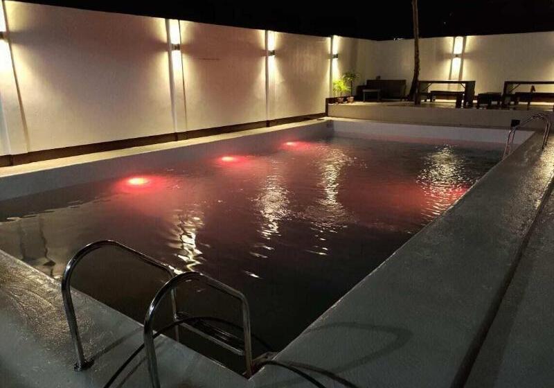 White Summerville Tourist Inn