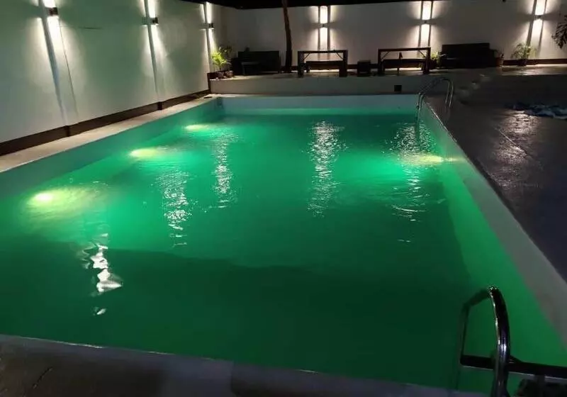 White Summerville Tourist Inn