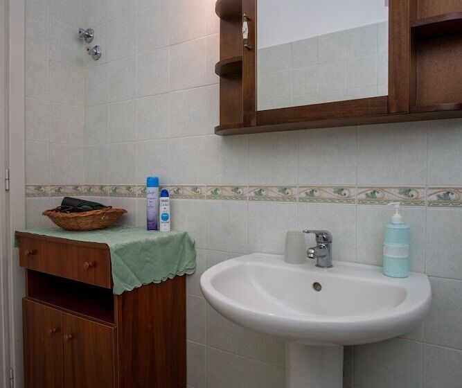 تختخواب و صبحانه Aci Beb