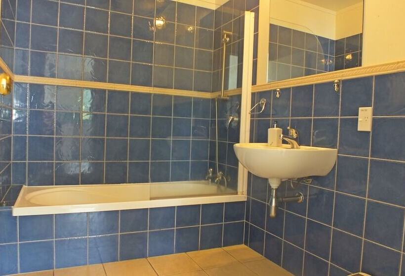 Bay Adventurer Hostel