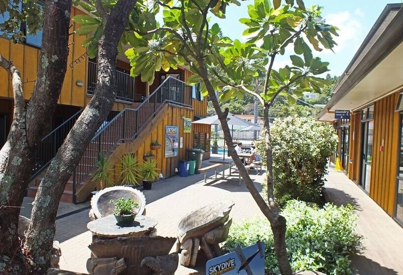 Bay Adventurer Hostel