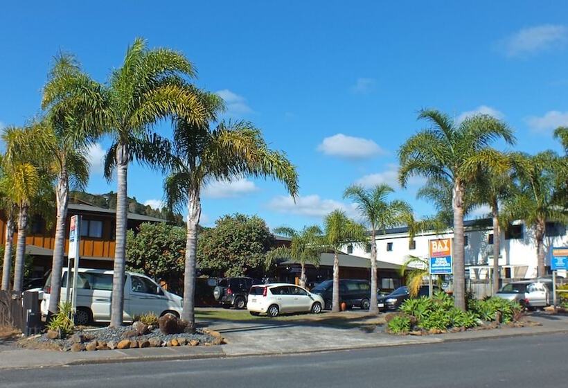 Bay Adventurer Hostel