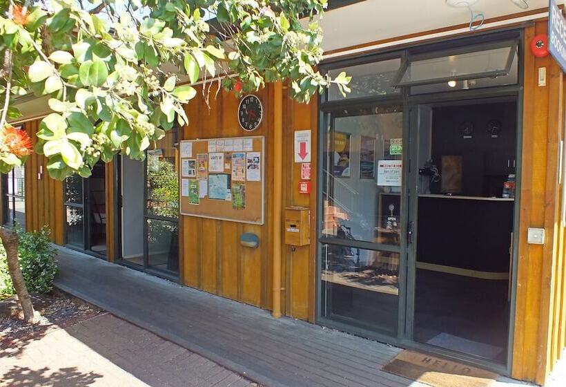 Bay Adventurer Hostel