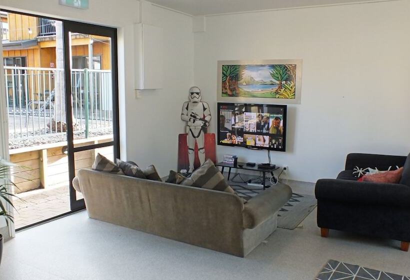 Bay Adventurer Hostel