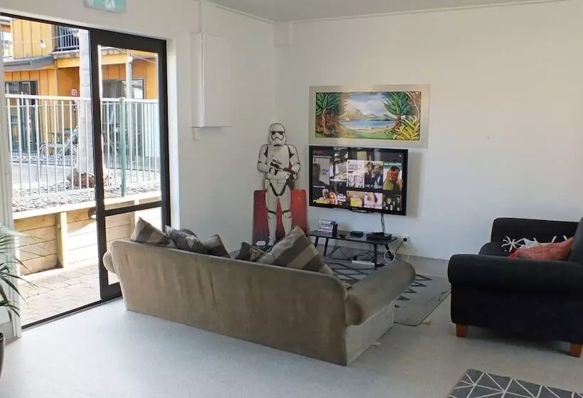 Bay Adventurer   Hostel