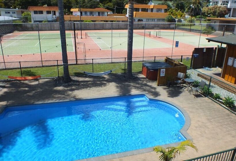 Bay Adventurer Hostel