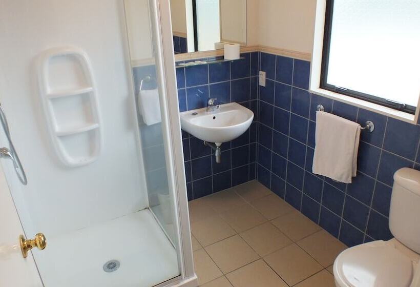 Bay Adventurer Hostel