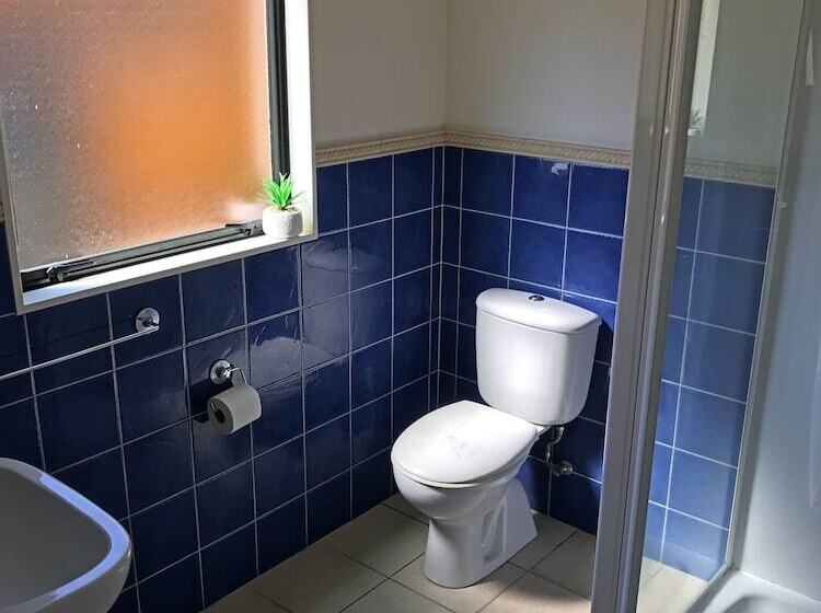 Bay Adventurer Hostel