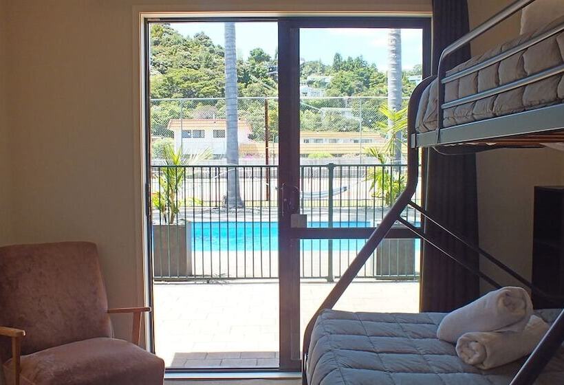 Bay Adventurer Hostel