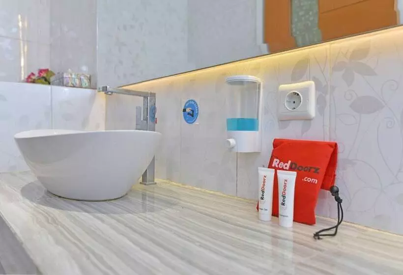 ホテル Reddoorz Plus @ Mahendradatta Denpasar