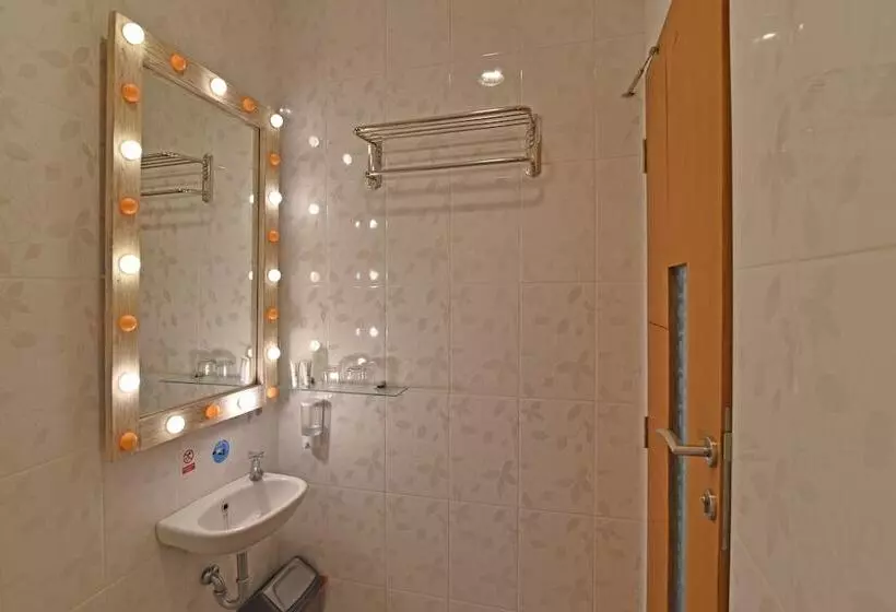 ホテル Reddoorz Plus @ Mahendradatta Denpasar