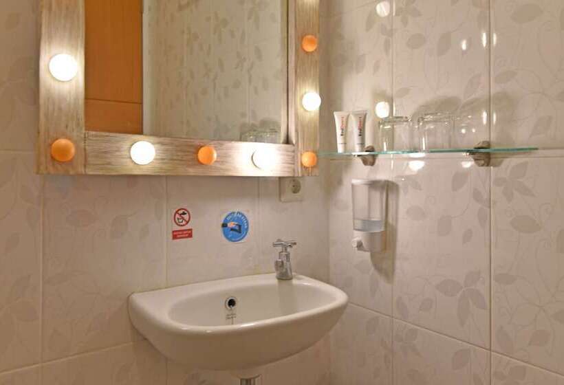 Hotel Reddoorz Plus @ Mahendradatta Denpasar