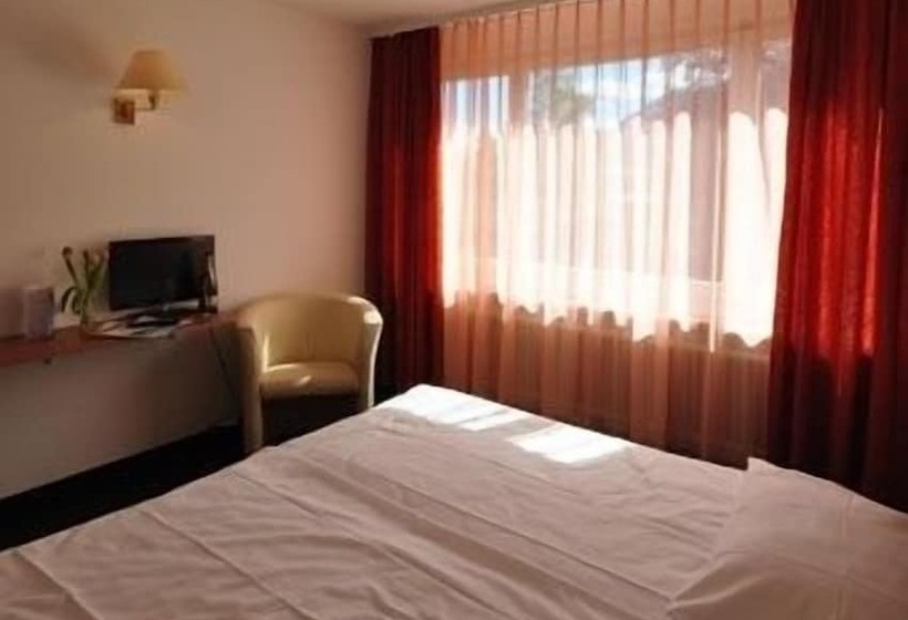 هتل Merkur West Station