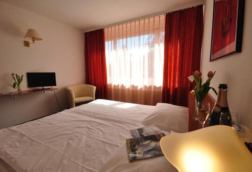 هتل Merkur West Station