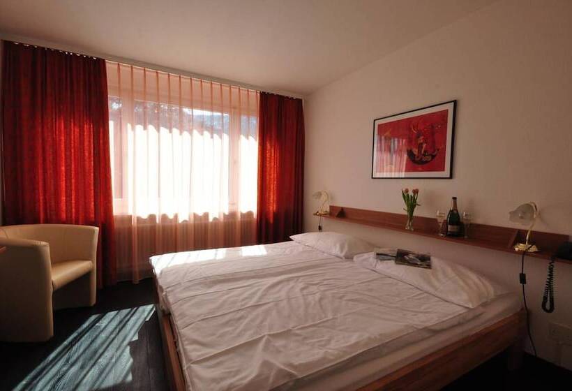 هتل Merkur West Station