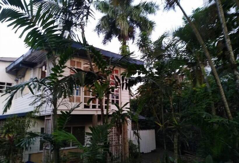 Colonial Lodge Hostel