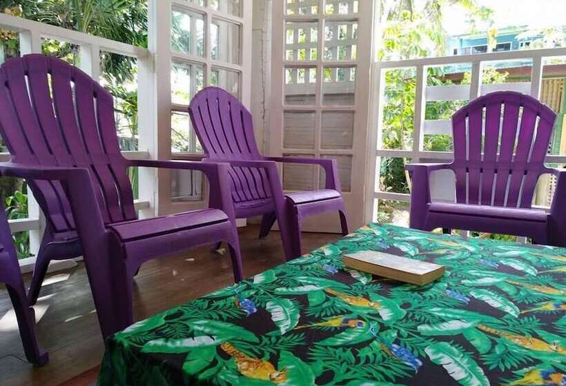 Colonial Lodge Hostel