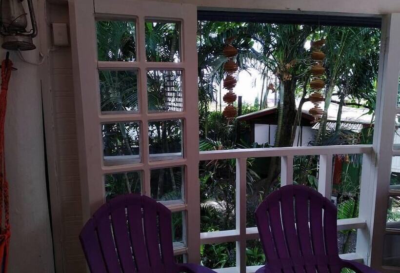 Colonial Lodge Hostel