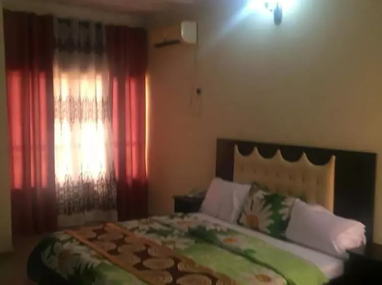 Palais Royale Hotel & Suites