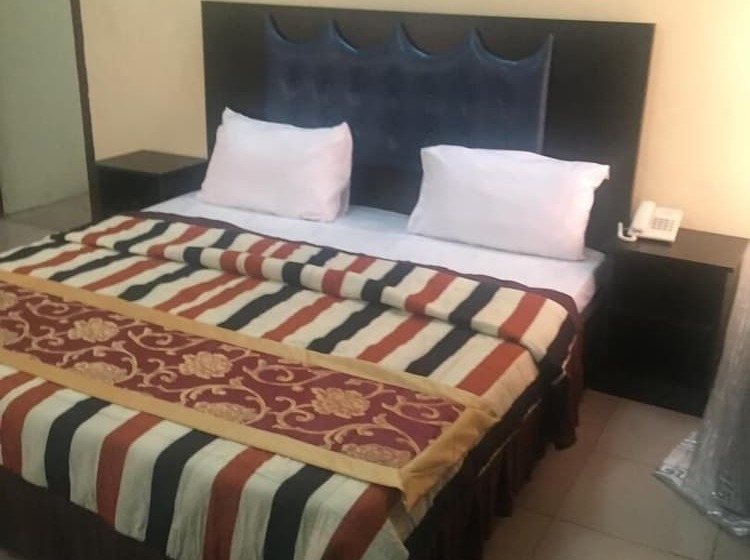 Palais Royale Hotel & Suites