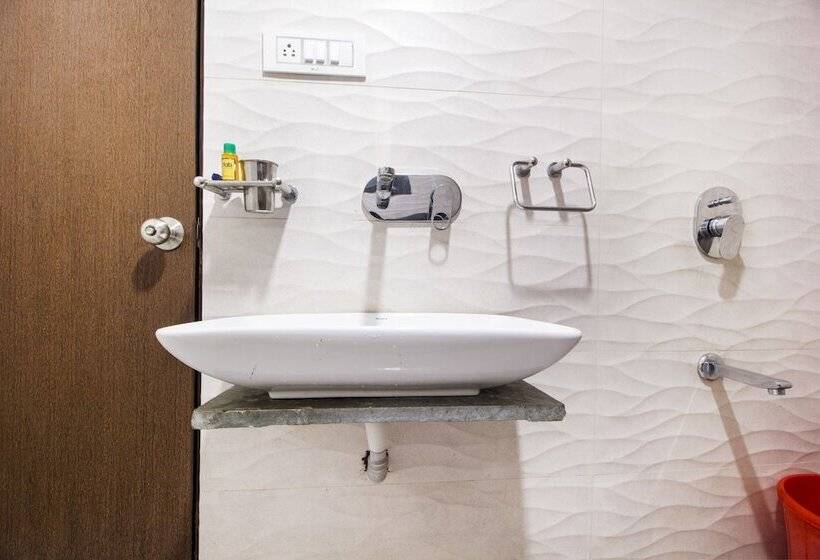 فندق Fabexpress Travelers Lodge