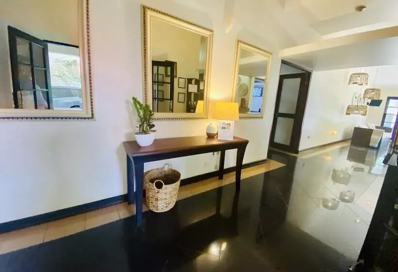 Hotelli Mango Airport