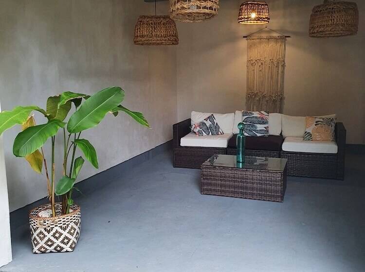 هتل Mango Airport