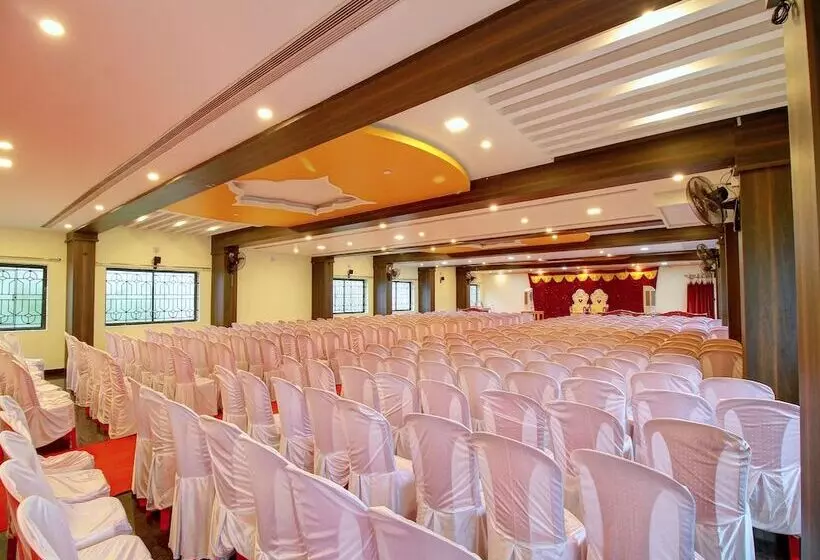 Hotelli Capital O 13489 Garuda Comforts