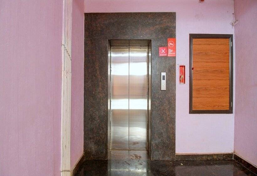 Отель Capital O 13489 Garuda Comforts