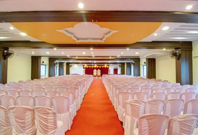 Hotelli Capital O 13489 Garuda Comforts