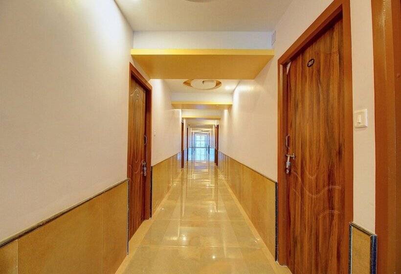 Отель Capital O 13489 Garuda Comforts