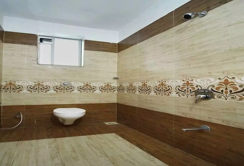 Hotelli Capital O 13489 Garuda Comforts