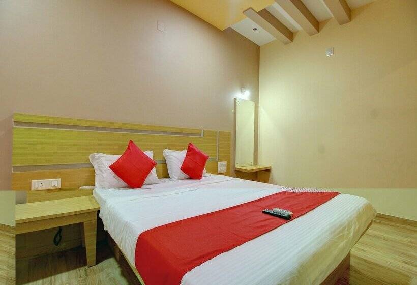 Отель Capital O 13489 Garuda Comforts