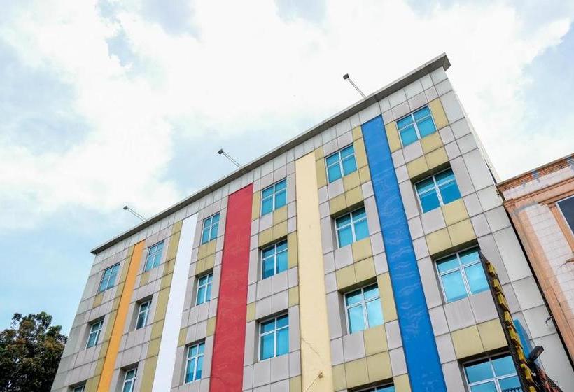 Отель Reddoorz Plus Near Pekanbaru Mall