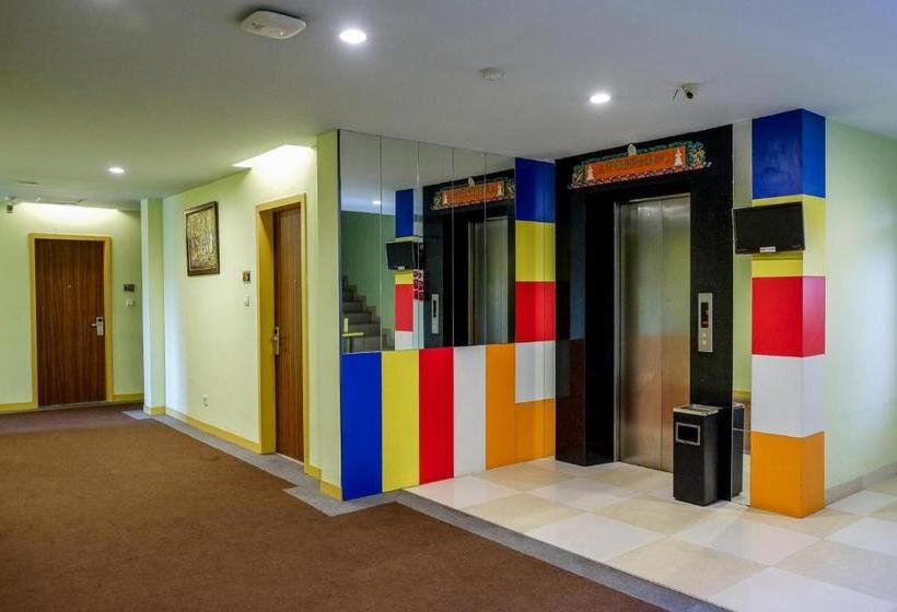 Отель Reddoorz Plus Near Pekanbaru Mall