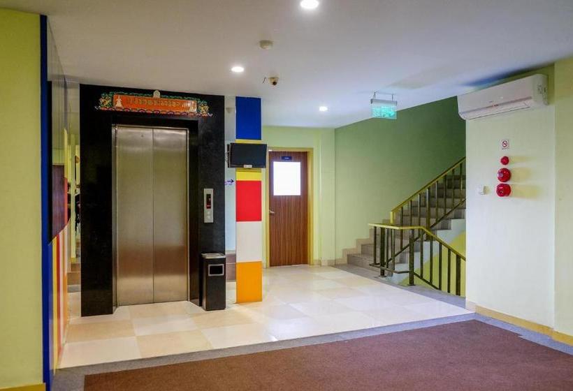 Отель Reddoorz Plus Near Pekanbaru Mall