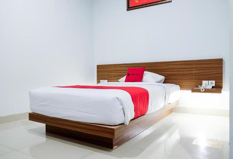 Отель Reddoorz Plus Near Pekanbaru Mall