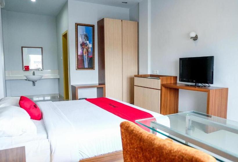 Отель Reddoorz Plus Near Pekanbaru Mall