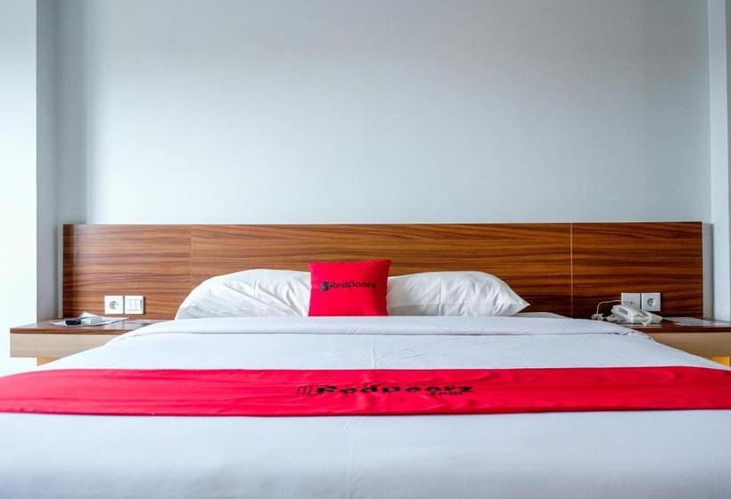 Отель Reddoorz Plus Near Pekanbaru Mall