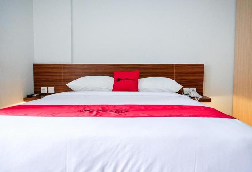 Отель Reddoorz Plus Near Pekanbaru Mall