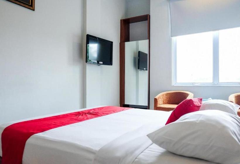 Отель Reddoorz Plus Near Pekanbaru Mall